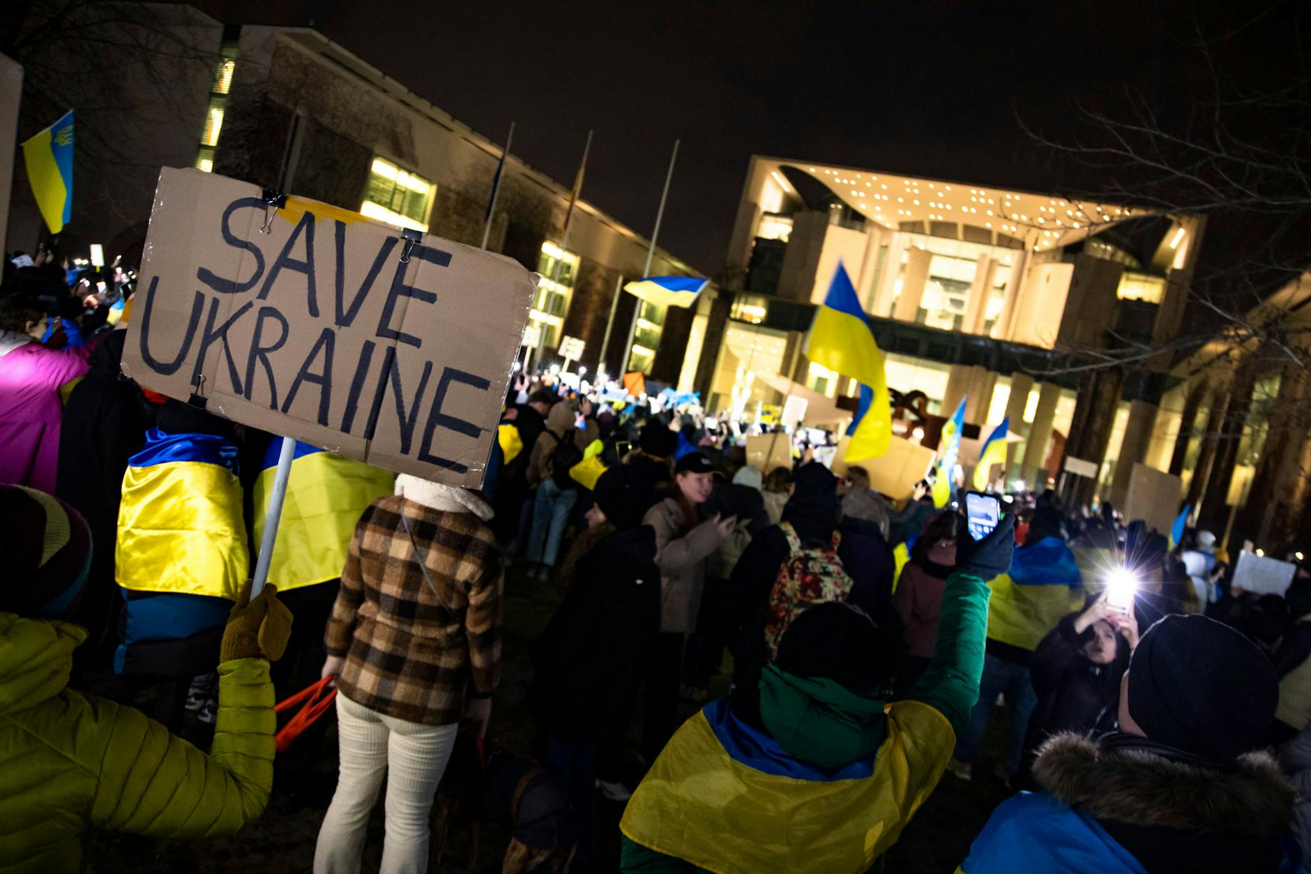 Menschen demonstrieren für die Lieferung von Leopard-Panzer und Waffen an die Ukraine vor dem Kanzleramt in Berlin am 20. Januar 2023.