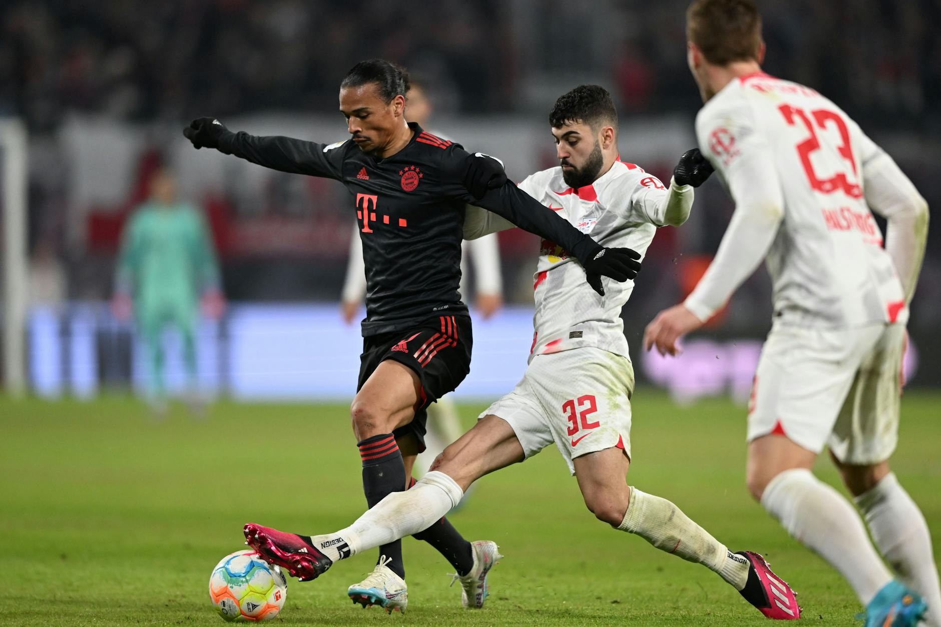 Leipzigs Josko Gvardiol und Münchens Leroy Sane (l) kämpfen um den Ball. 
