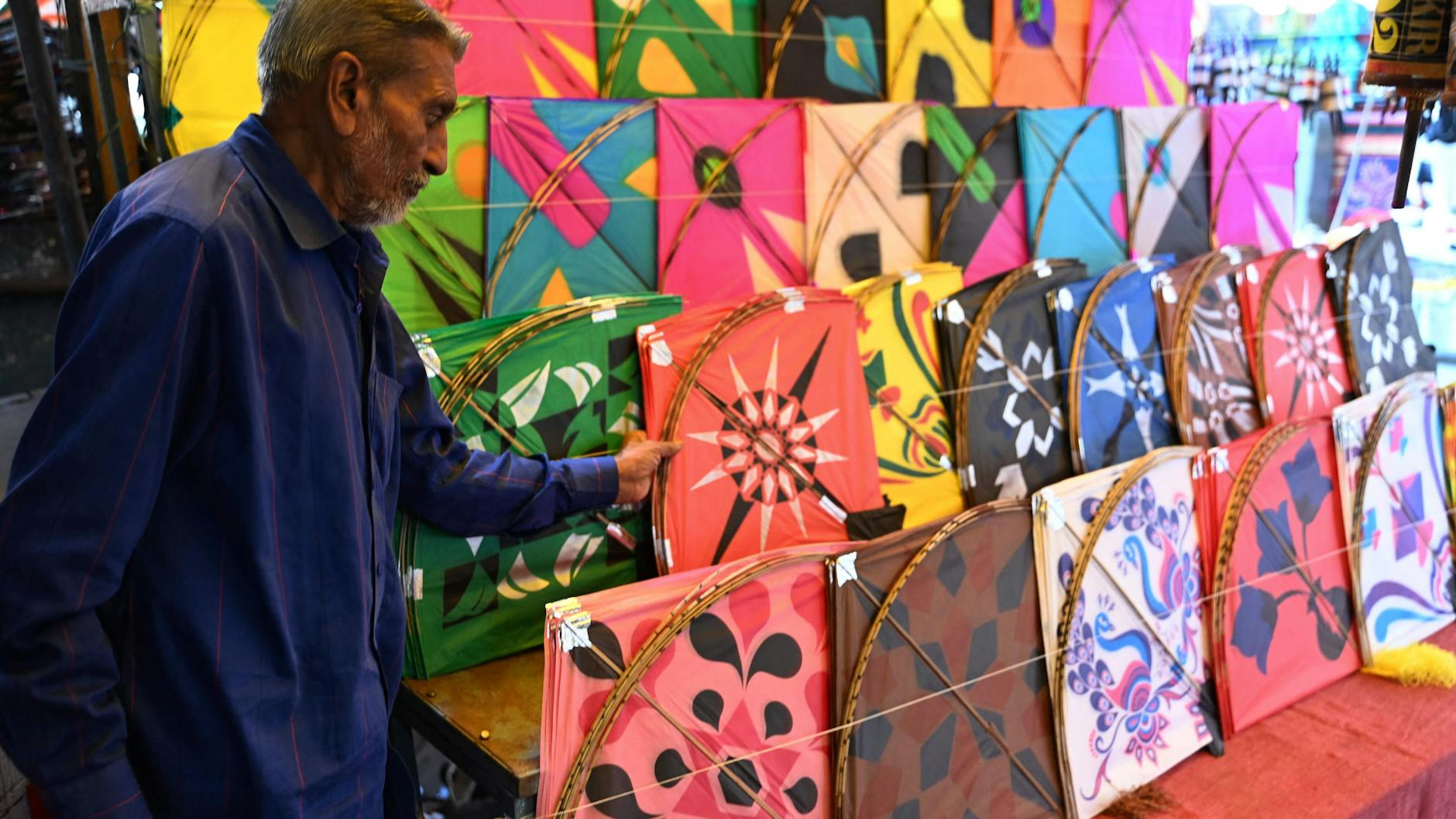 Die Drachen kann man anlässlich des Festivals überall kaufen.