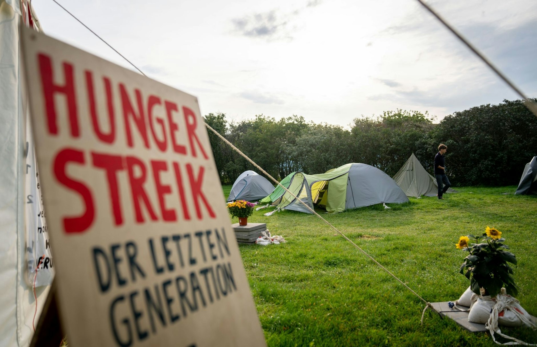 ARCHIV - Ein Camp von Hungerstreikenden ist im Regierungsviertel aufgebaut.  