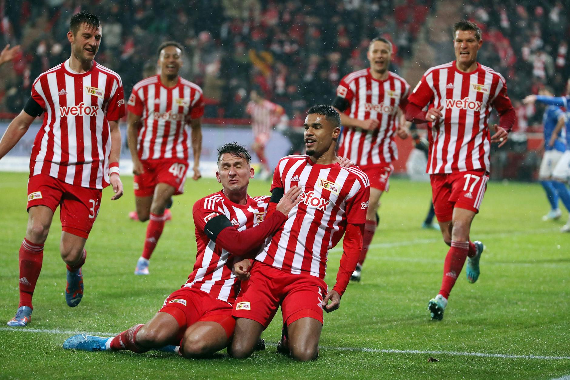 Danilho Doekhi lässt sich nach seinem Tor zum zwischenzeitlichen 2:1 von den Mitspielern feiern.