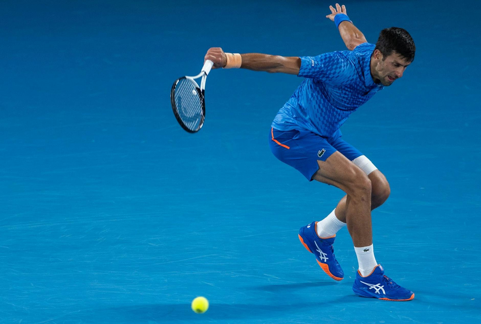 Novak Djokovic spielt bei den Australian Open mit einer Bandage am linken Oberschenkel.