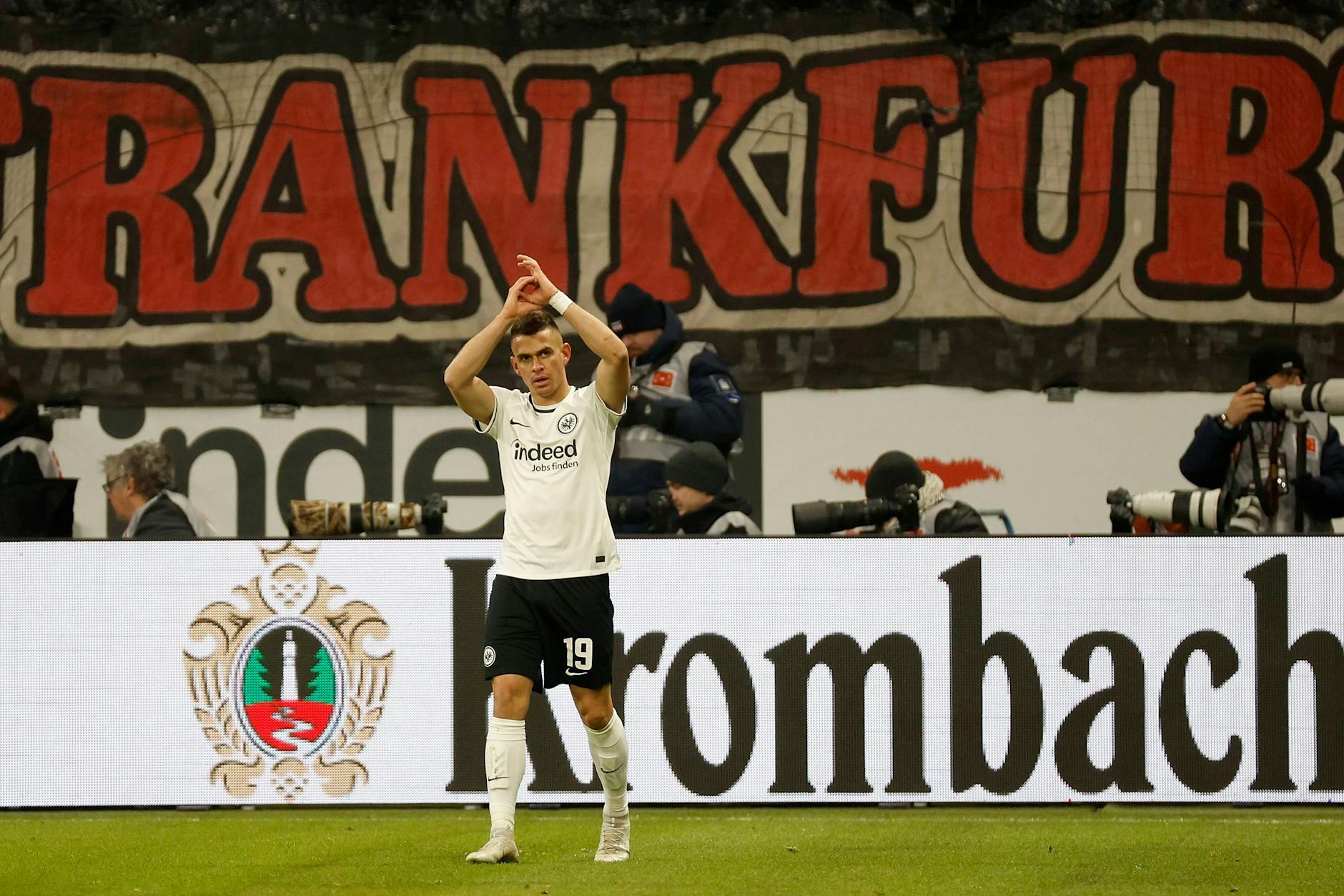 Santos Borre bejubelt seinen Treffer zum 2:0 für Eintracht Frankfurt beim Sieg gegen den FC Schalke 04.