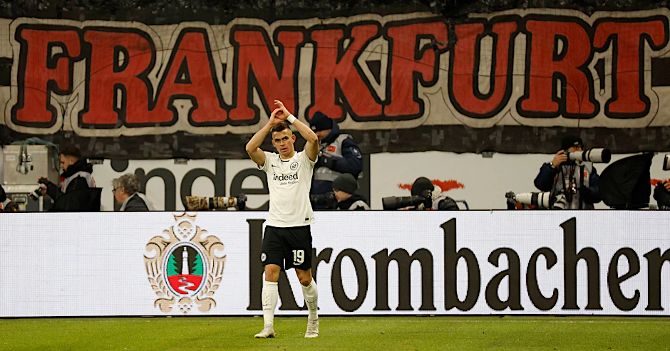 Santos Borre bejubelt seinen Treffer zum 2:0 für Eintracht Frankfurt beim Sieg gegen den FC Schalke 04.