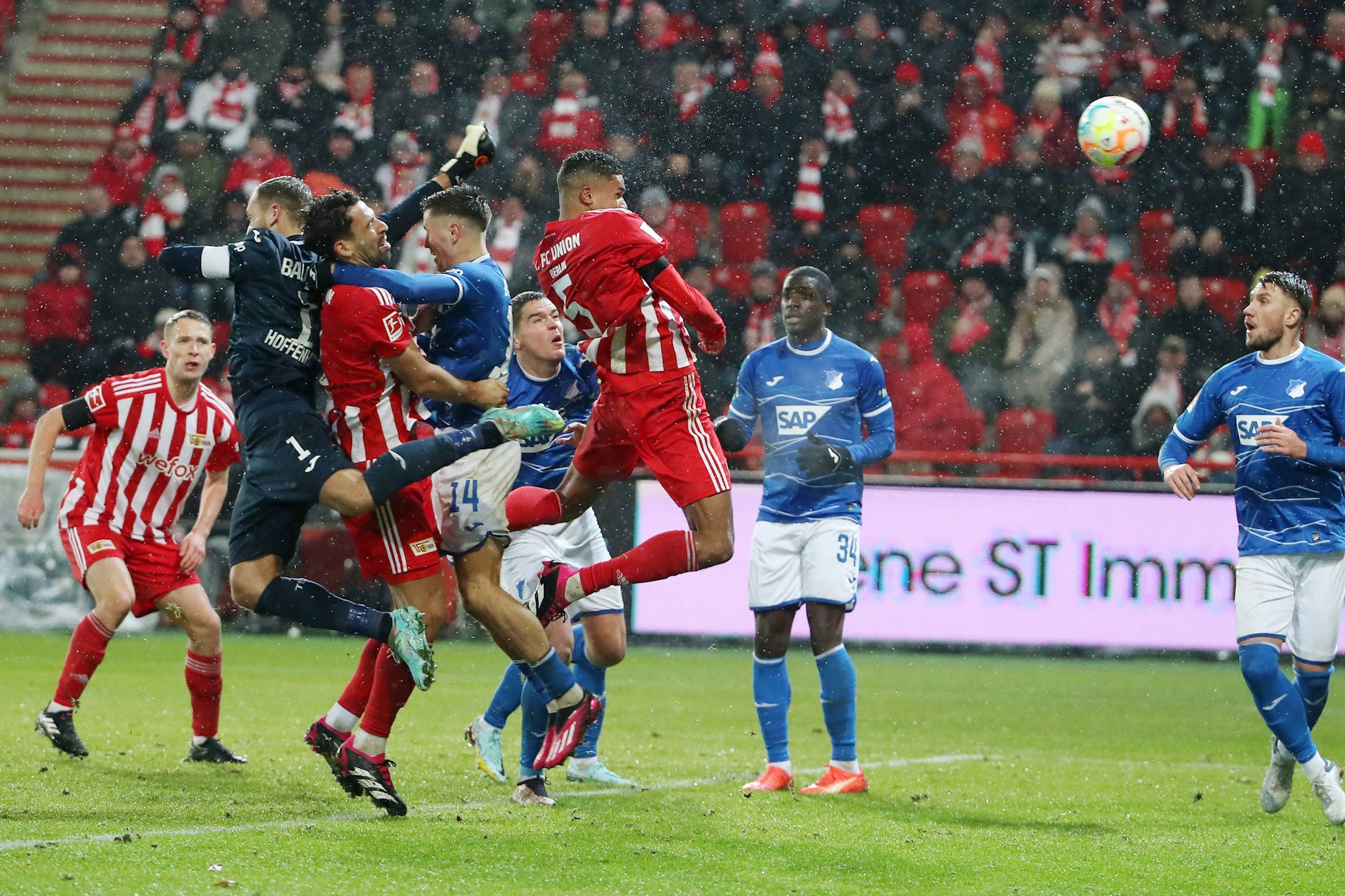 Danilho Doekhi (3.v.r.) trifft hier zum vorentscheidenden 2:1 für Union Berlin.