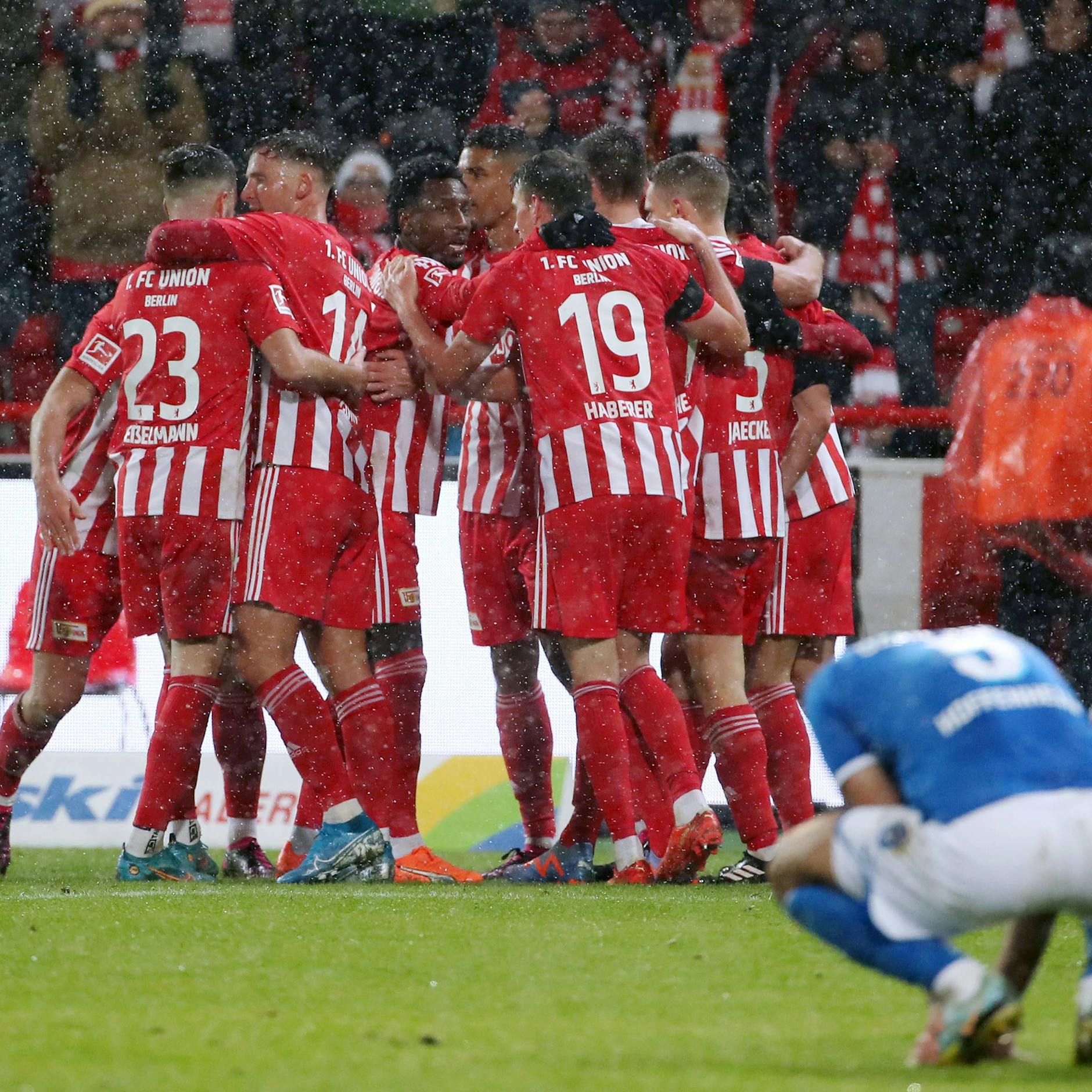 Rot oben, Blau am Boden! Der 1. FC Union jubelt nach einem Treffer gegen Hoffenheim.