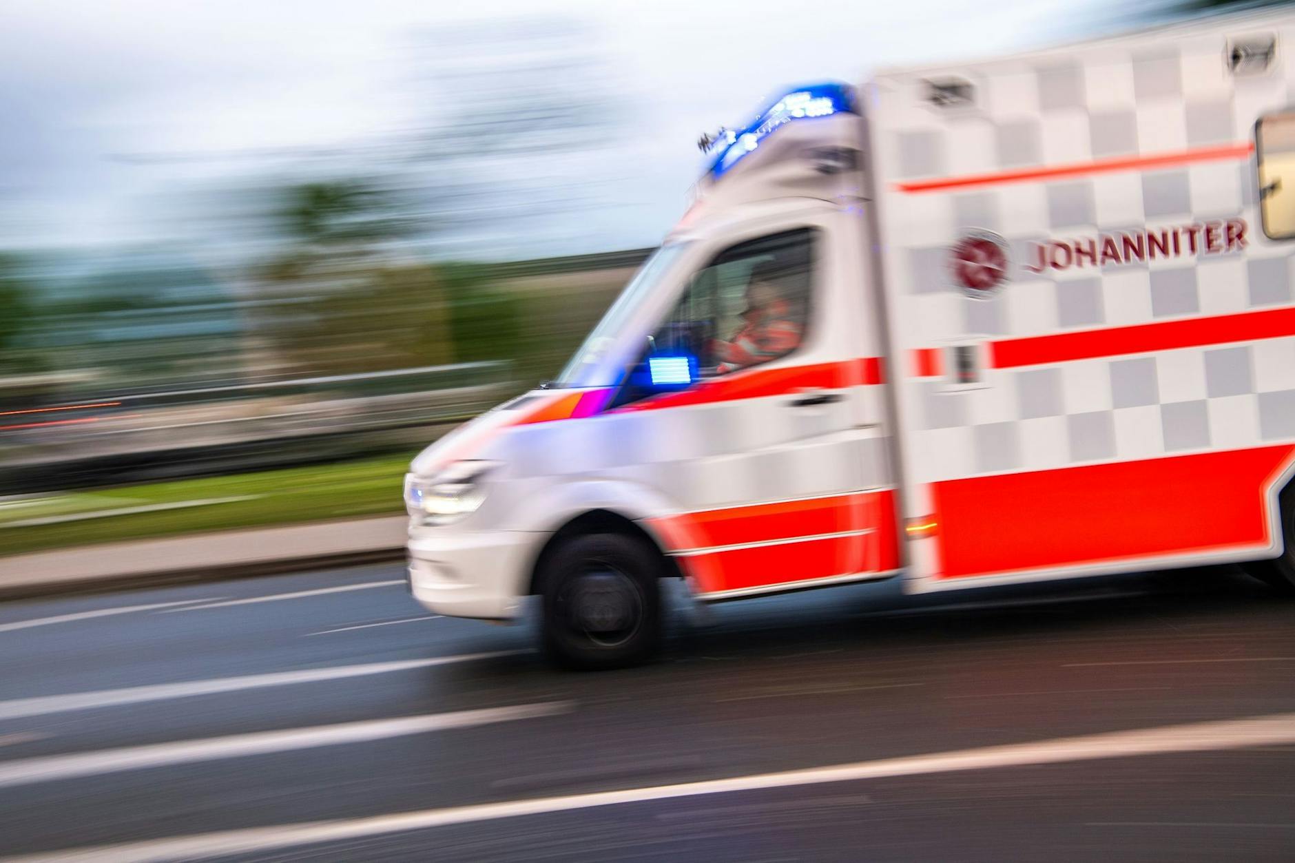Ein Rettungswagen auf Einsatzfahrt.