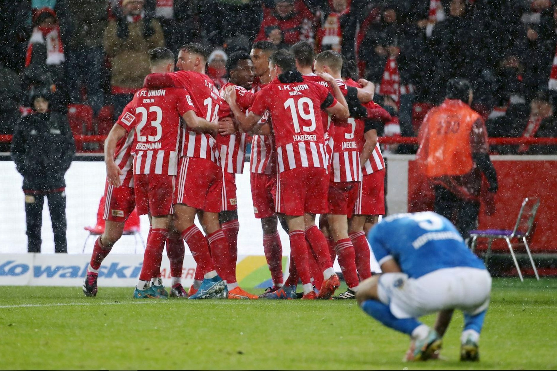 Die Spieler des 1. FC Union Berlin jubeln.