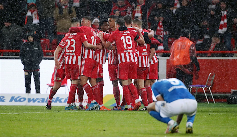 Die Spieler des 1. FC Union Berlin jubeln.