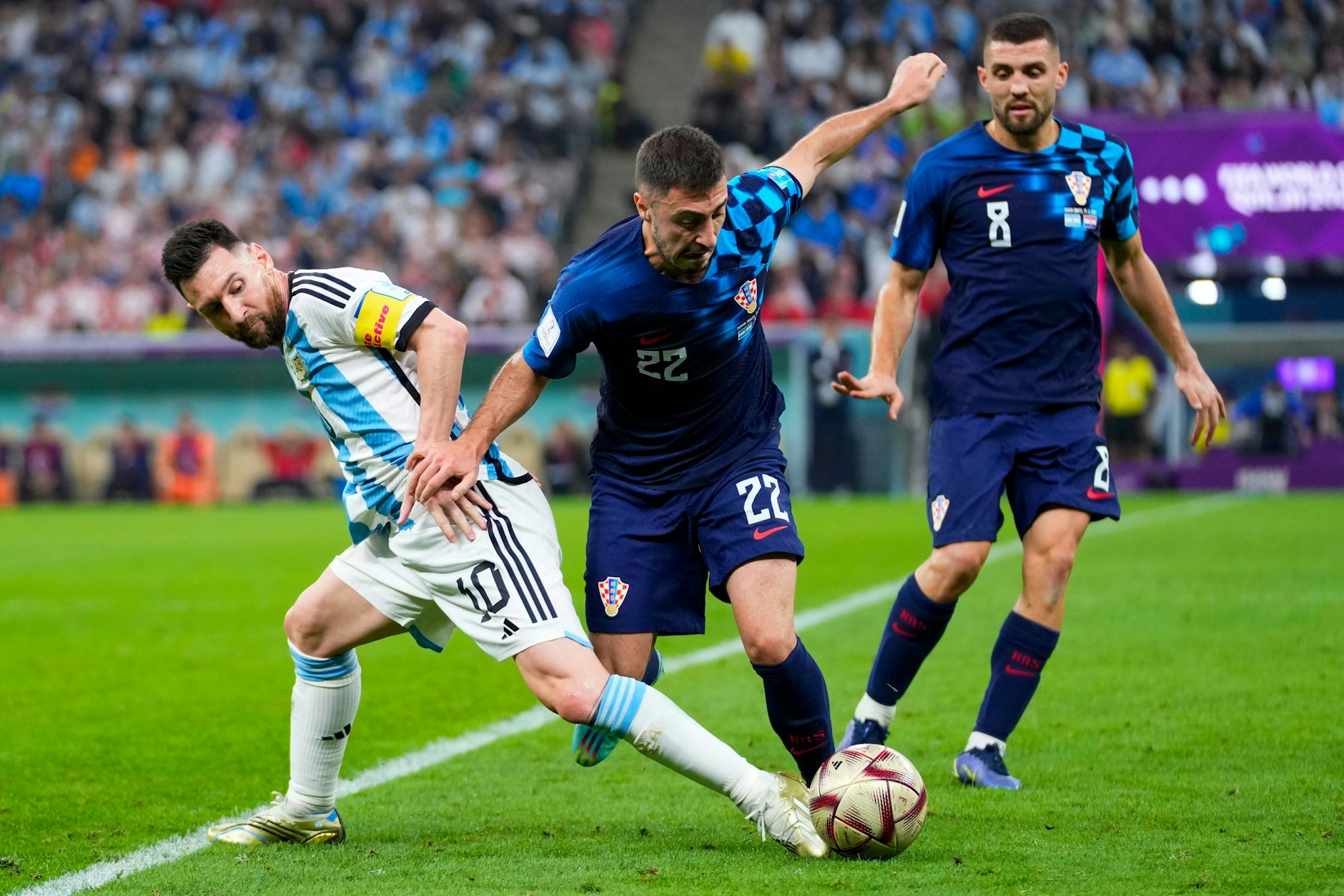 Josip Juranovic (M.) während des WM-Halbfinals im Duell mit Argentiniens Superstar Lionel Messi (l.).