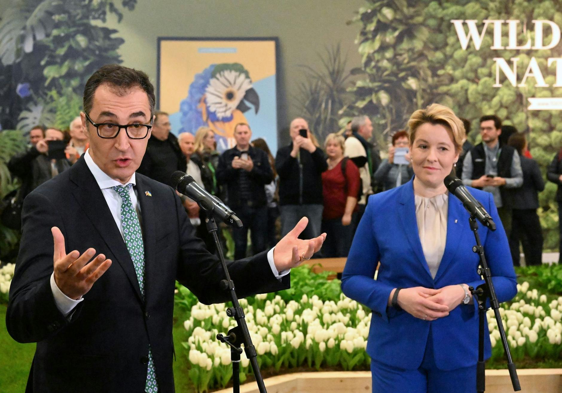 Cem Özdemir (Bündnis 90/Die Grünen), Bundeslandwirtschaftsminister neben Franziska Giffey (SPD), Regierende Bürgermeisterin von Berlin.