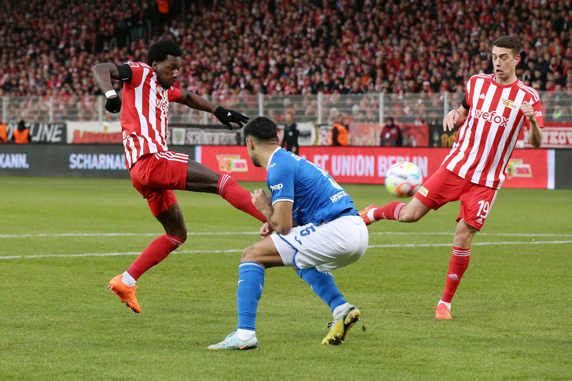 Sheraldo Becker (l.) schoss diese anspruchsvolle Volleyabnahme knapp drüber.