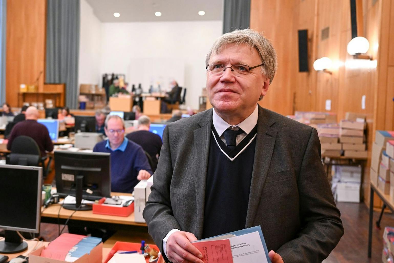 Landeswahlleiter Stephan Bröchler steht bei einem Pressetermin im Rathaus Zehlendorf. 