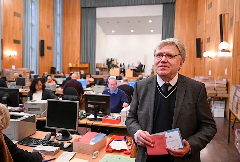 Landeswahlleiter Stephan Bröchler steht bei einem Pressetermin im Rathaus Zehlendorf.&nbsp;