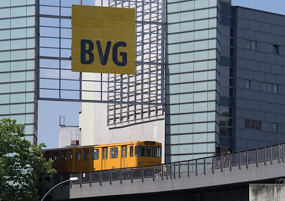 ARCHIV - Eine U-Bahn fährt vor dem Bahnhof Möckernbrücke am Technikmuseum vorbei.  