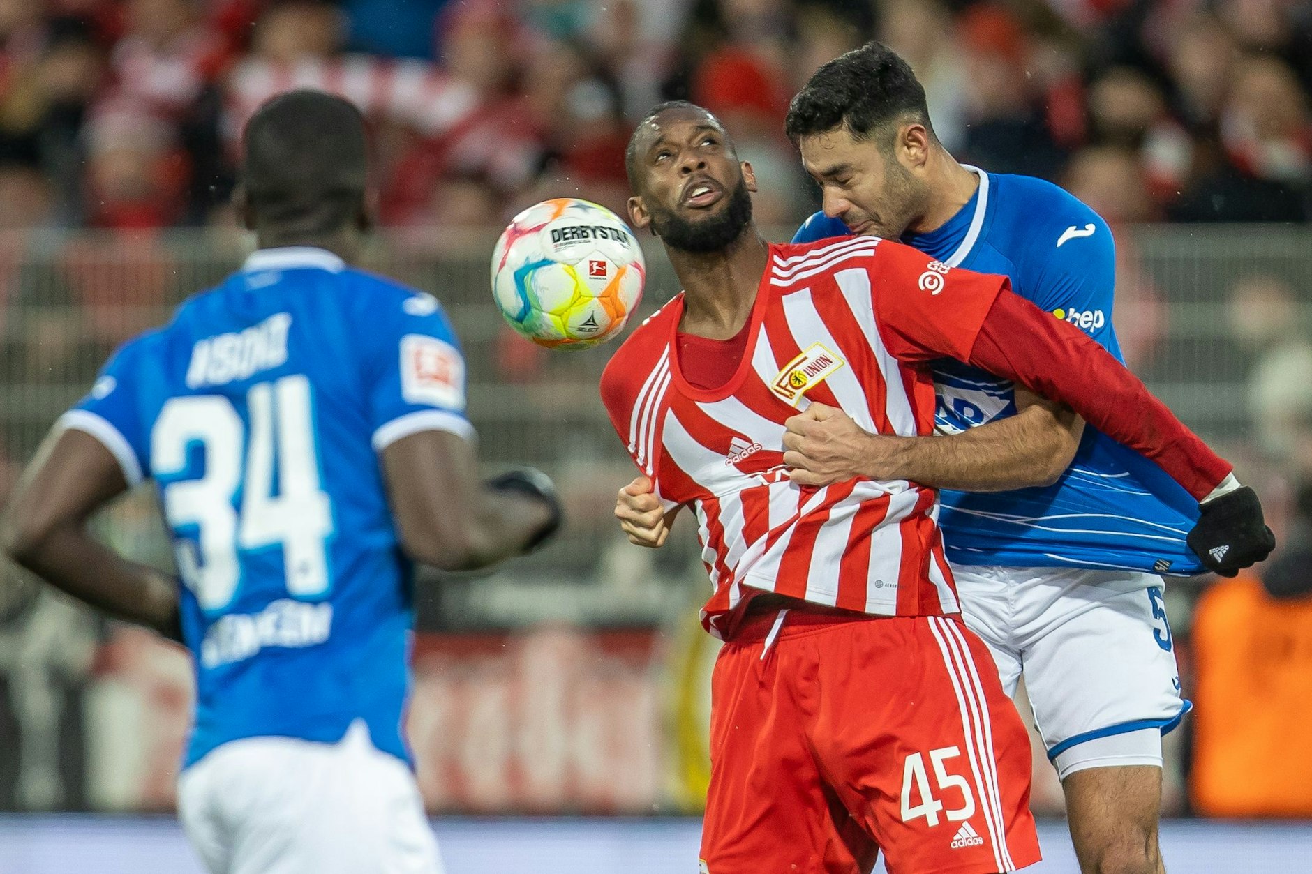 Jordan Siebatcheu (M.) hatte gegen Ozan Kabak (r.) einen schweren Stand.