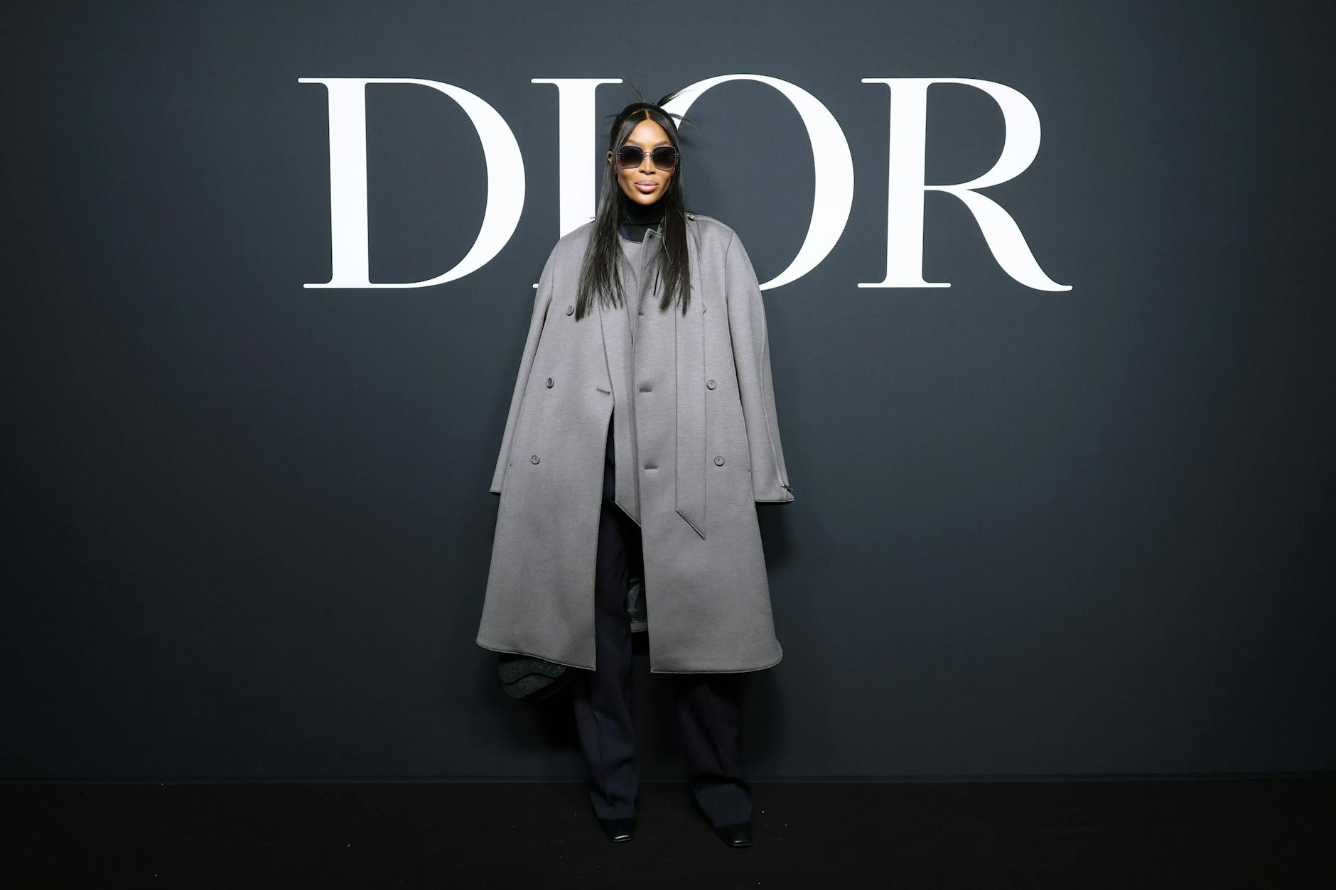 Naomi Campbell ganz in Grau und mit Sonnenbrille – ob sie Kanye West vermisst? 