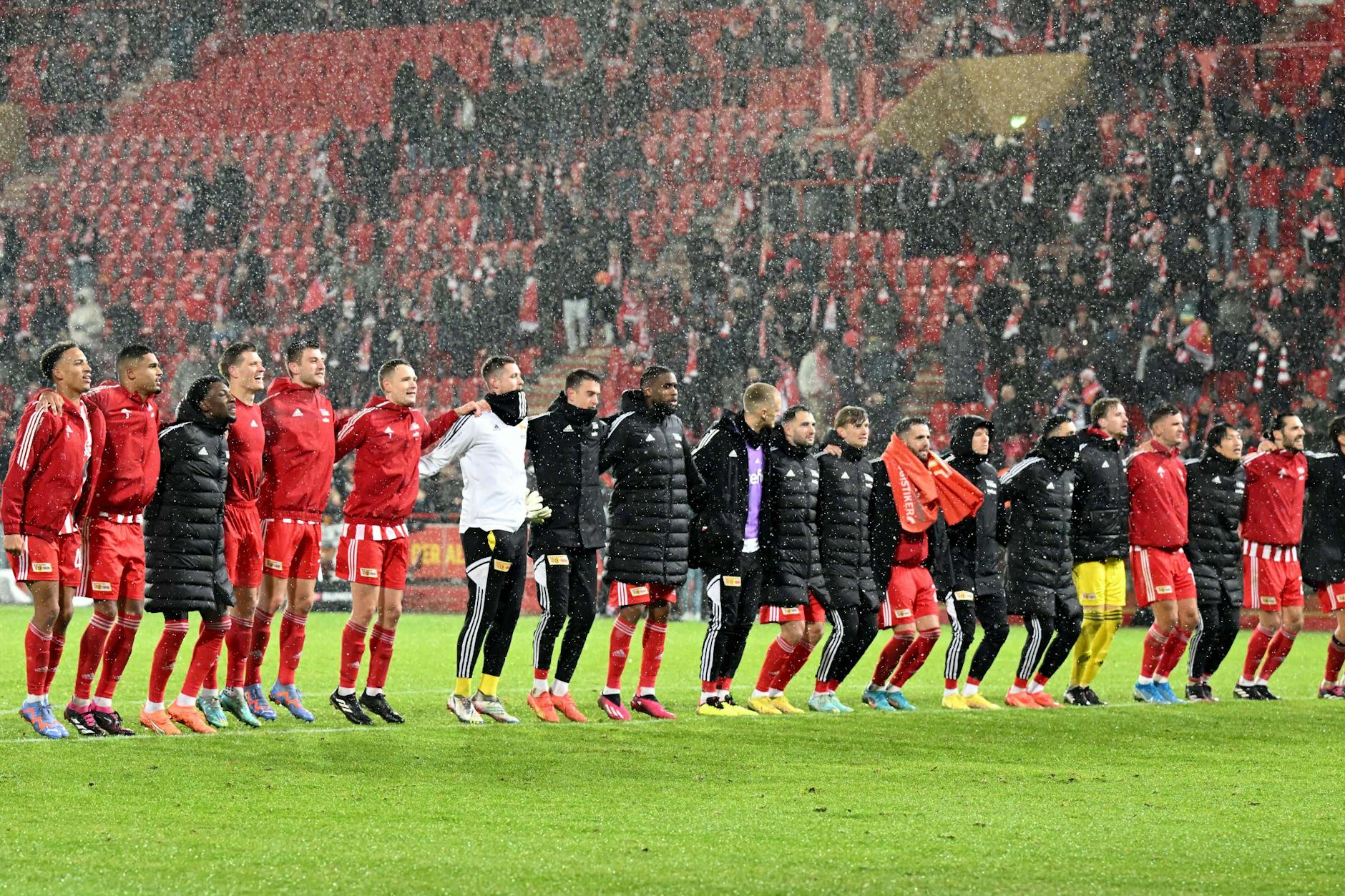 Moral bewiesen, Spiel gedreht: Die Profis von Union Berlin lassen sich nach dem Sieg gegen Hoffenheim von den Fans feiern.