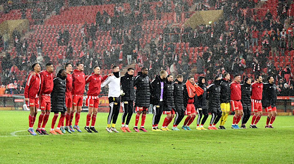 Moral bewiesen, Spiel gedreht: Die Profis von Union Berlin lassen sich nach dem Sieg gegen Hoffenheim von den Fans feiern.