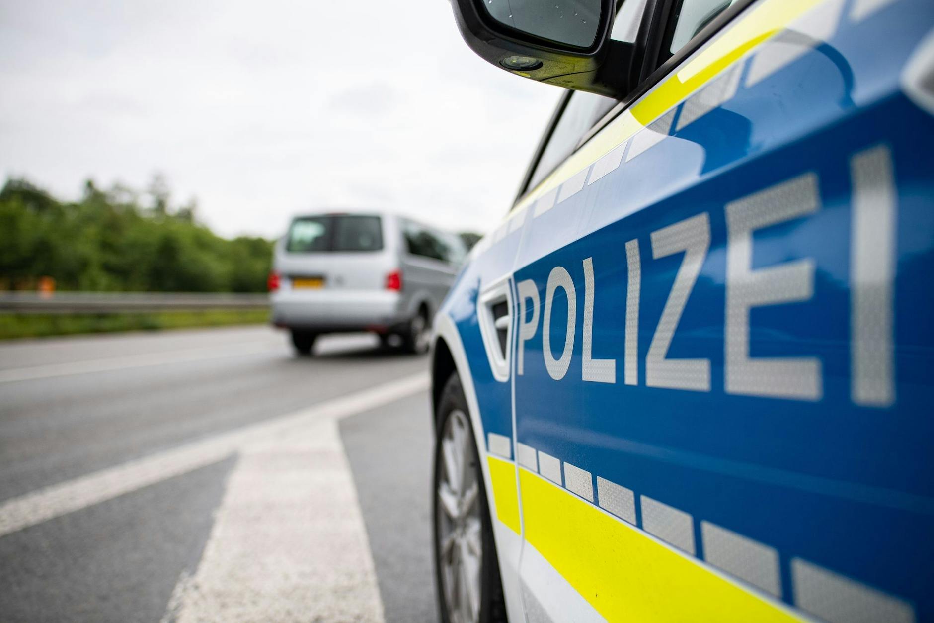 ARCHIV - Ein Streifenwagen der Polizei steht auf einer Straße.
