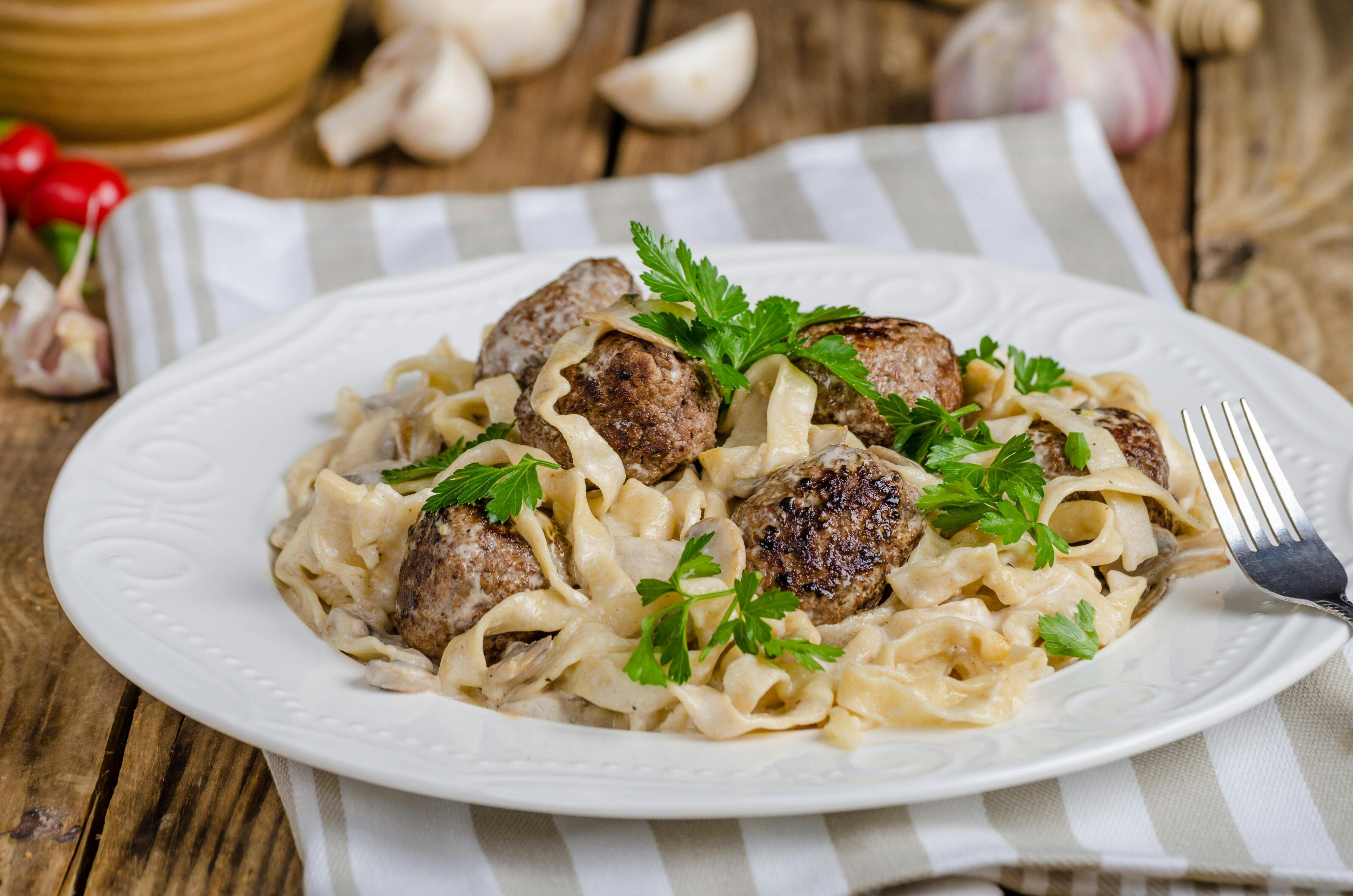 So lecker! Geniales Rezept für Nudeln mit Sahnesoße und Hackbällchen ...