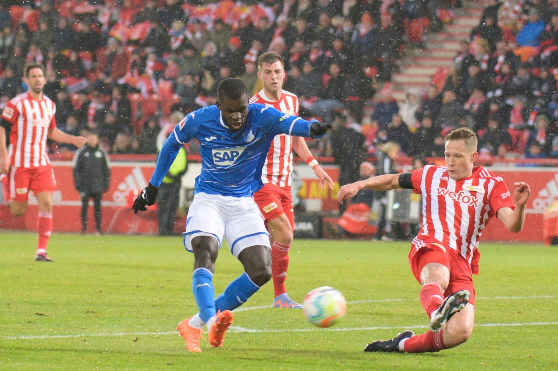 Ihlas Bebou (2.v.l.) trifft in dieser Szene zum 1:0 für Hoffenheim, Paul Jaeckel (r.) kann nicht mehr eingreifen.