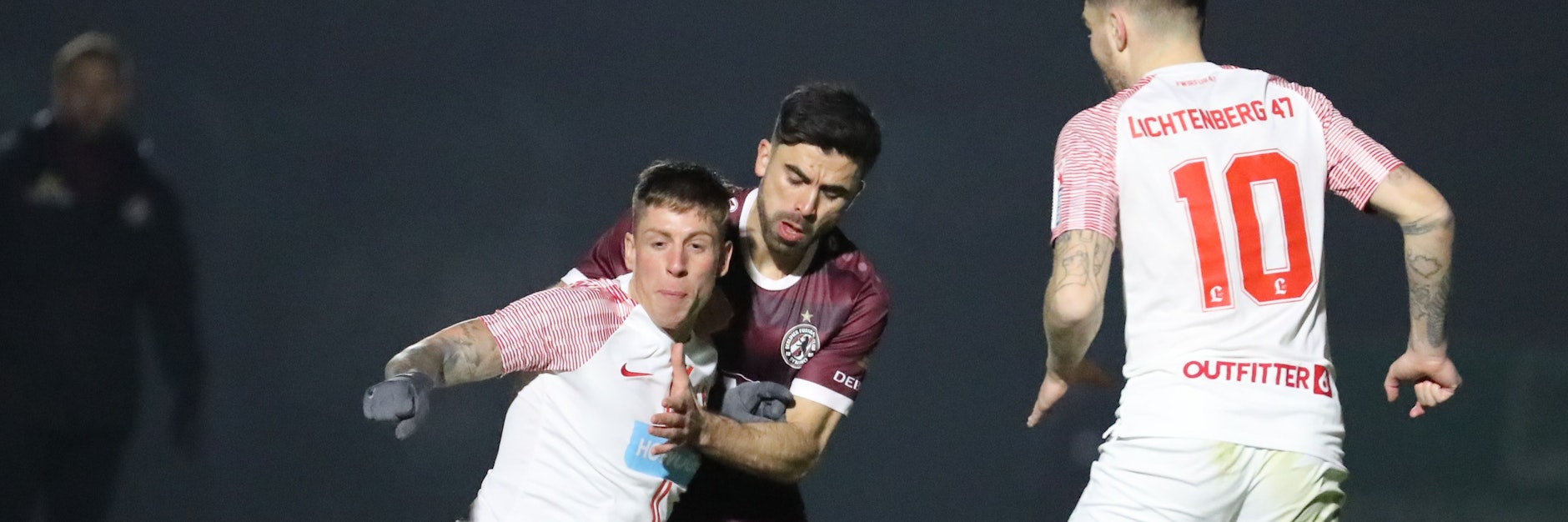 Immer dran am Mann! David Haider klebt wie Klebstoff an Lichtenbergs Hannes Graf (l.) beim 3:2-Sieg des BFC Dynamo im Bezirksderby.