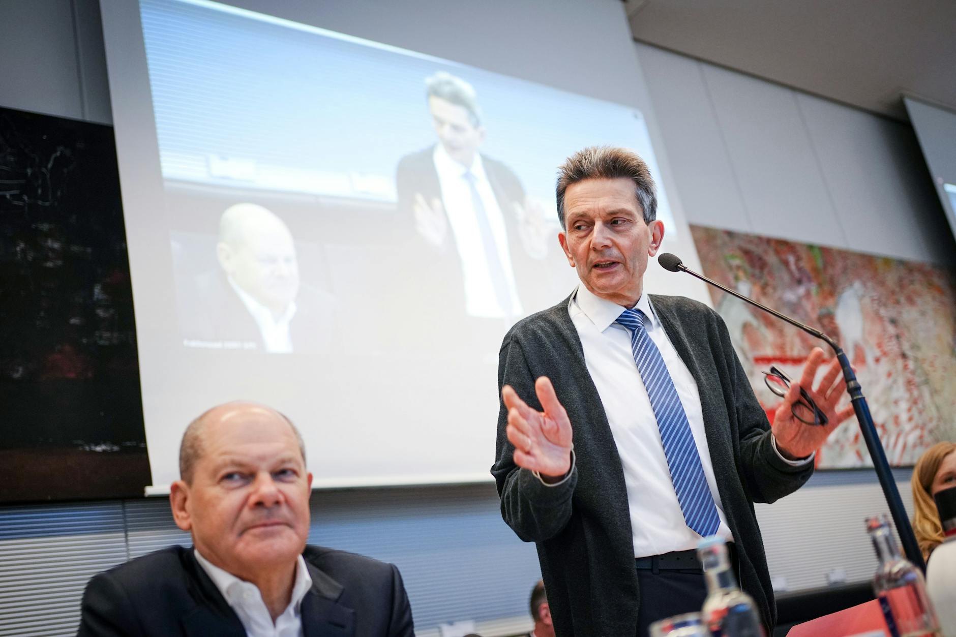 Bundeskanzler Olaf Scholz (SPD) und Rolf Mützenich, Vorsitzender der SPD-Bundestagsfraktion, bei einer Fraktionsklausur.