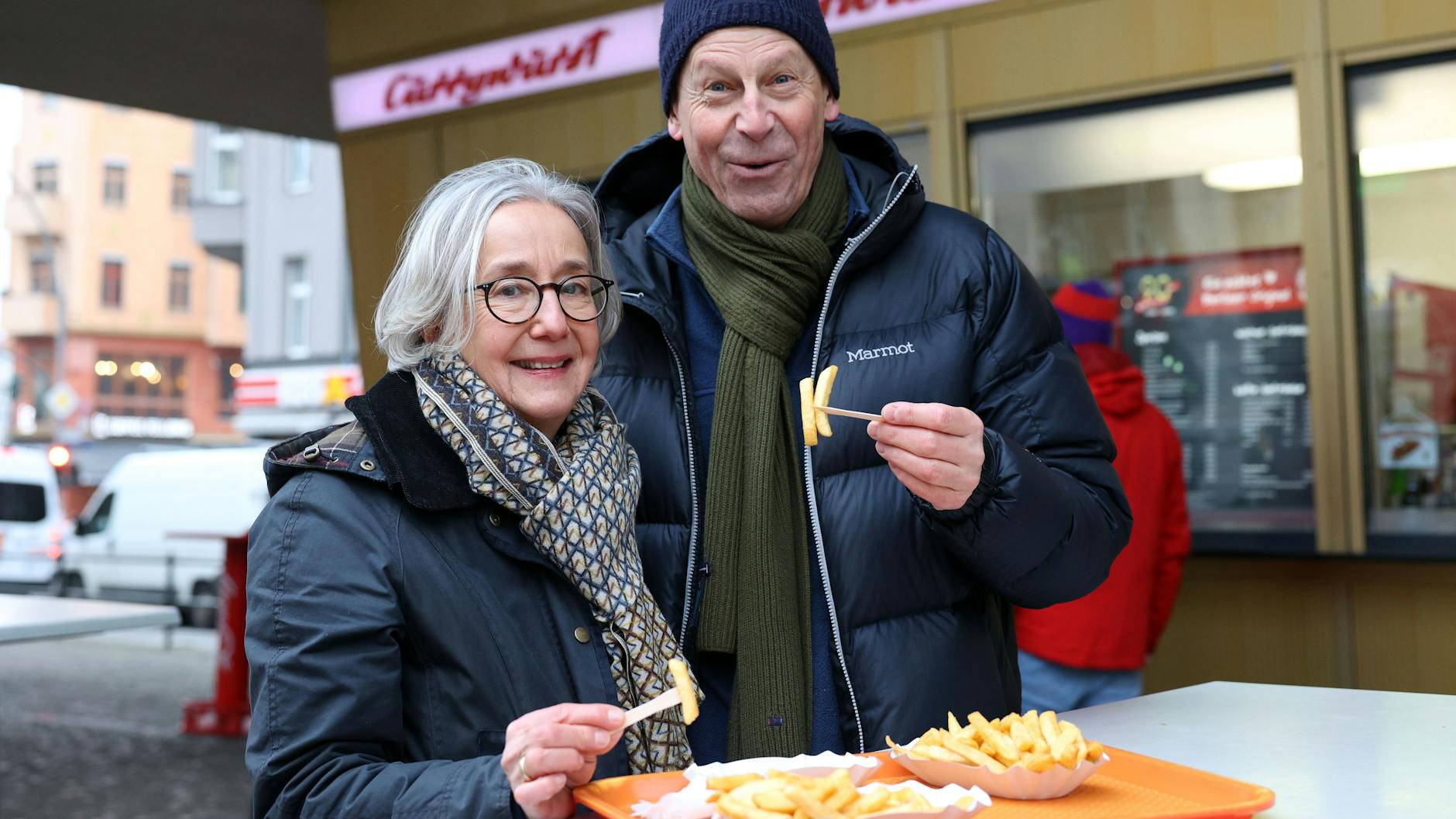 Angelika hat in einem Restaurant in Celle schonmal so eine probiert und war ein bisschen schockiert - sie bleibt lieber bei der Standardvariante. Klaus ist ebenfalls nicht ganz überzeugt.