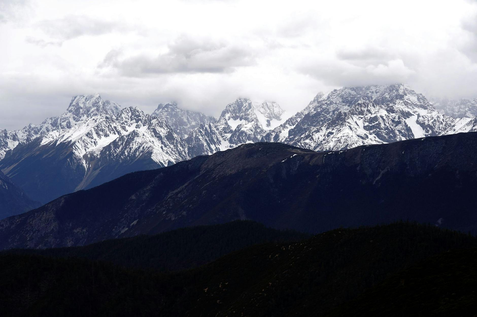 ARCHIV - Ein Gebirgszug in Tibet überzogen von Schnee (Symbolbild).