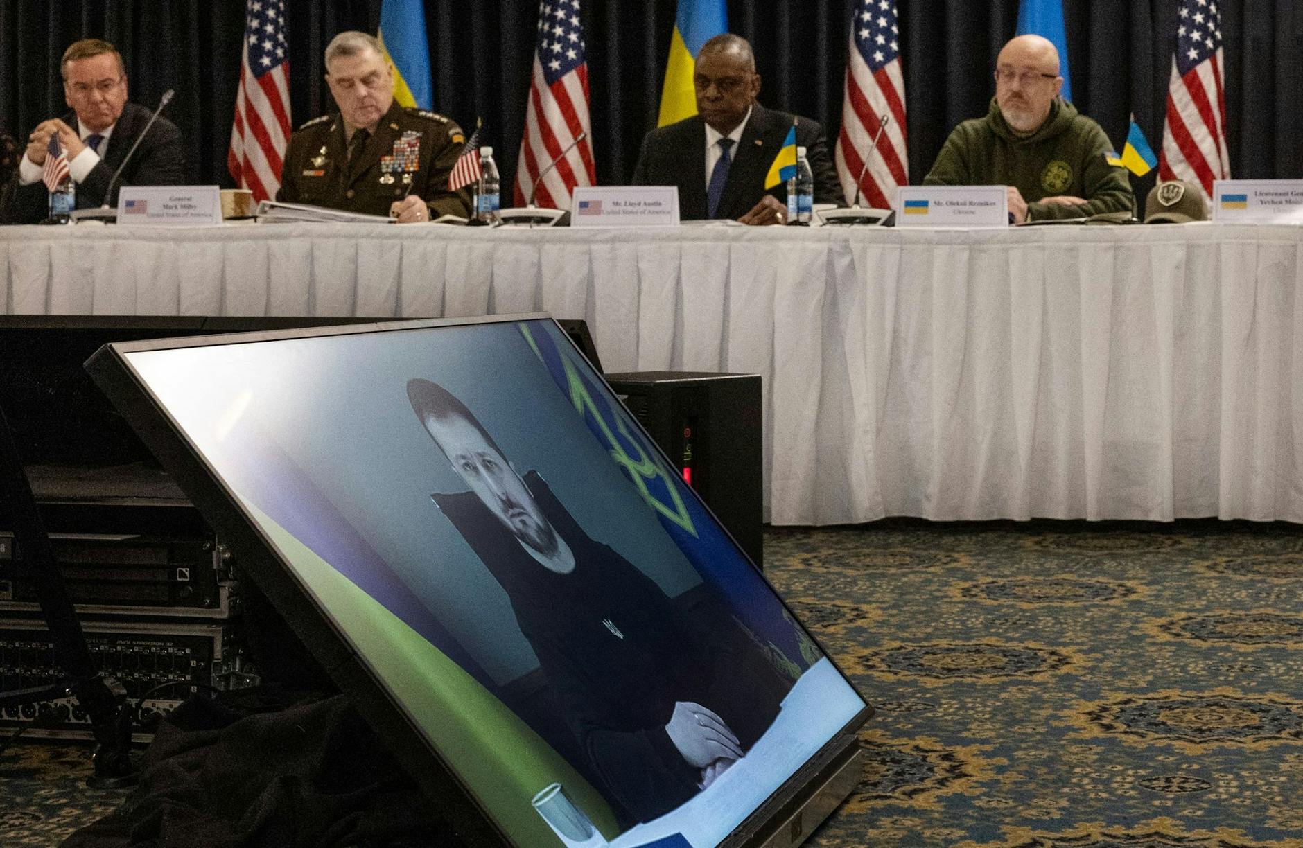 dpatopbilder - Der ukrainische Präsident Selenskyj spricht per Video zu den Teilnehmern der Ukraine-Konferenz. Im Hintergrund: Verteidigungsminister Boris Pistorius (l-r), US-General Mark Milley, US-Verteidigungsminister Lloyd Austin und der ukrainische Verteidigungsminister Olexij Resnikow.