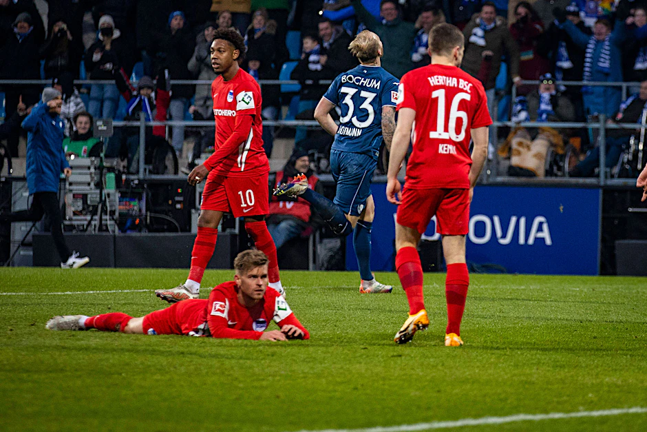 Während Philipp Hofmann im Hintergrund das 3:0 für den VfL Bochum bejubelt, liegt Herthas Maximilian Mittelstädt enttäuscht am Boden.