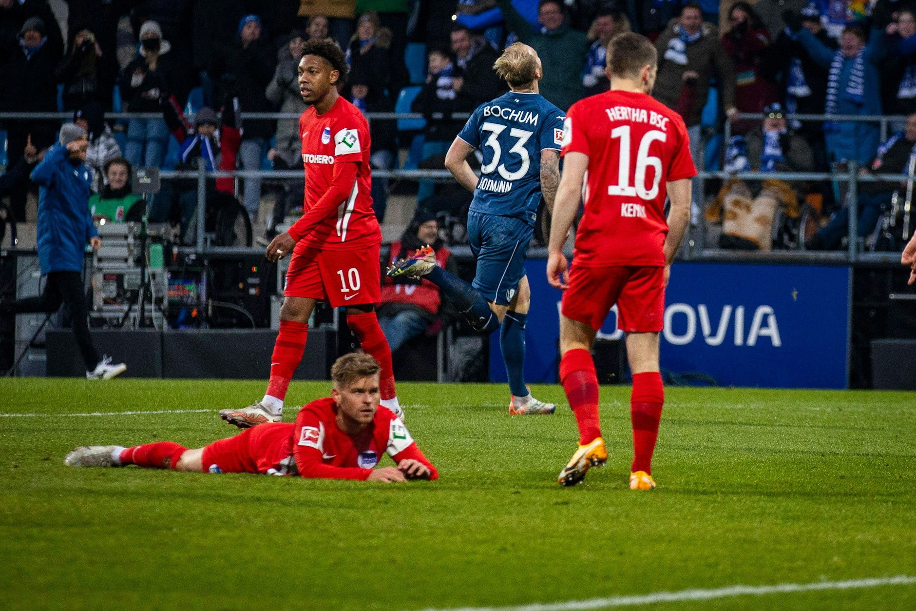 Während Philipp Hofmann im Hintergrund das 3:0 für den VfL Bochum bejubelt, liegt Herthas Maximilian Mittelstädt enttäuscht am Boden.