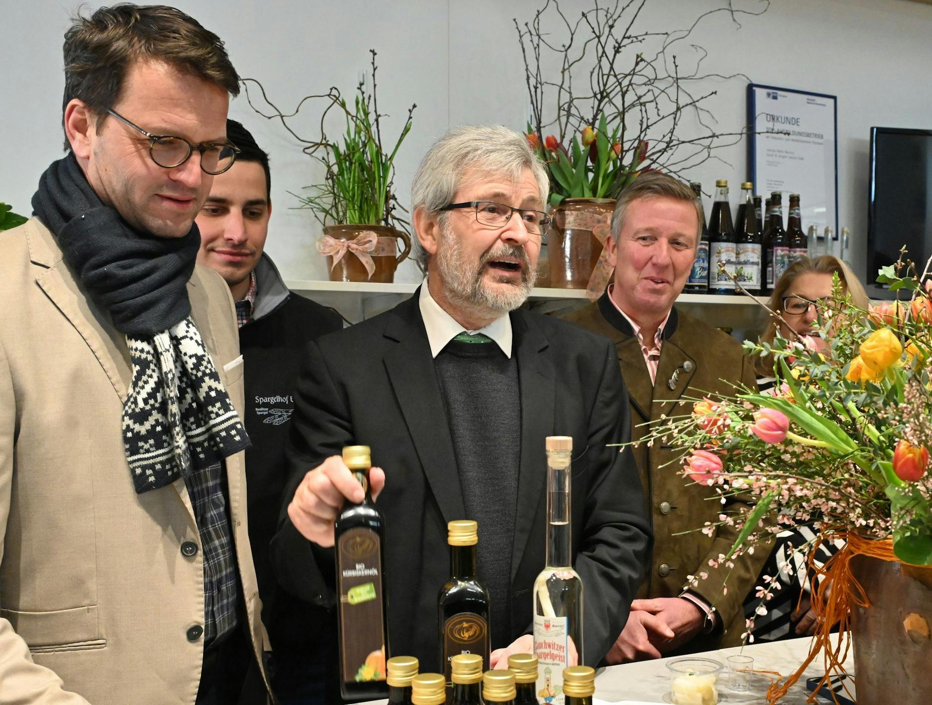 ARCHIV - Axel Vogel (Bündnis90/Grüne, M), Landwirtschaftsminister, greift nach einer Flasche Kürbiskernöl.