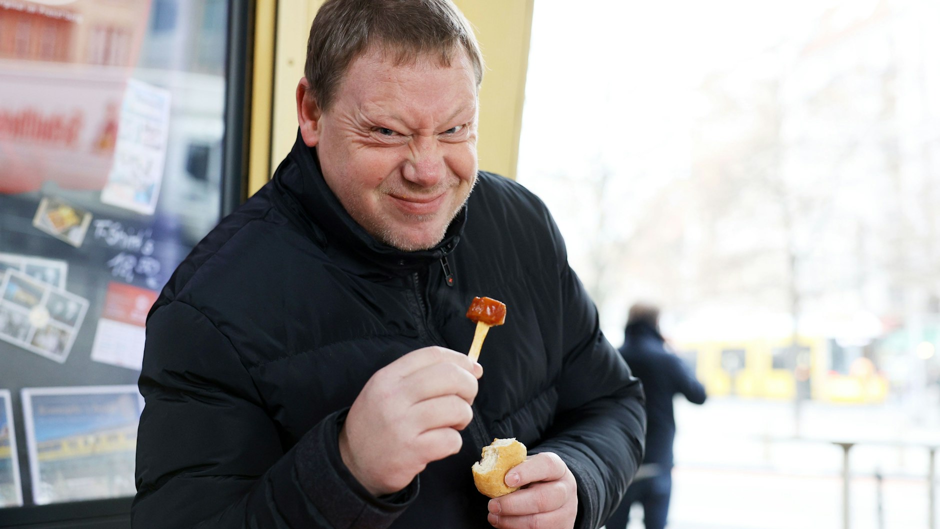 Stefan (54) aus Hohenschönhausen verzieht allein beim Gedanken an die Currywurst mit Ananas das Gesicht. Er bleibt als Berliner beim Original und will keine Experimente. 