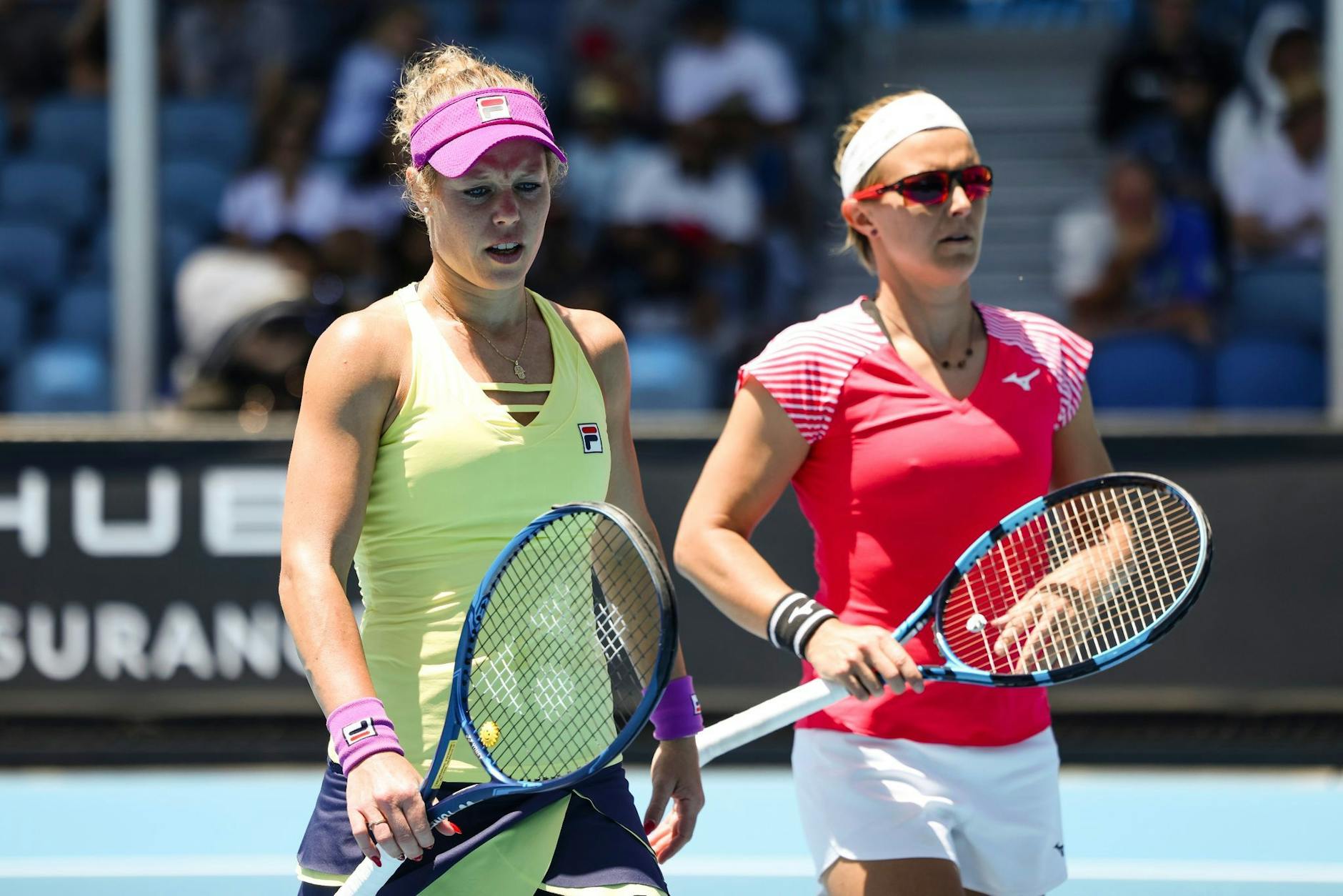 Laura Siegemund (l) und Kirsten Flipkens sind im Doppel ausgeschieden.