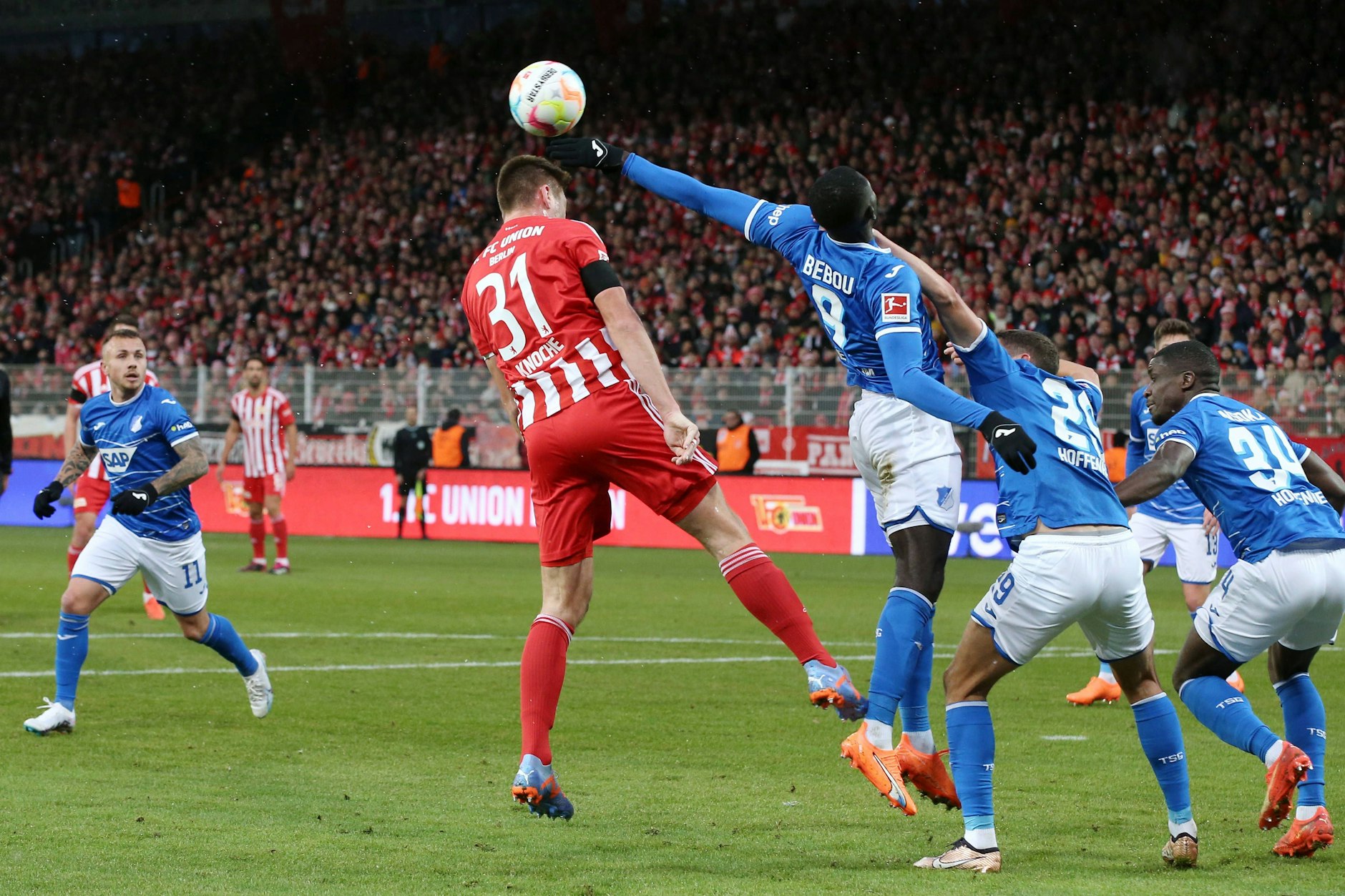 Ihlas Bebou (4.v.r.) verursachte mit seinem klaren Handspiel einen Elfmeter für Union Berlin.