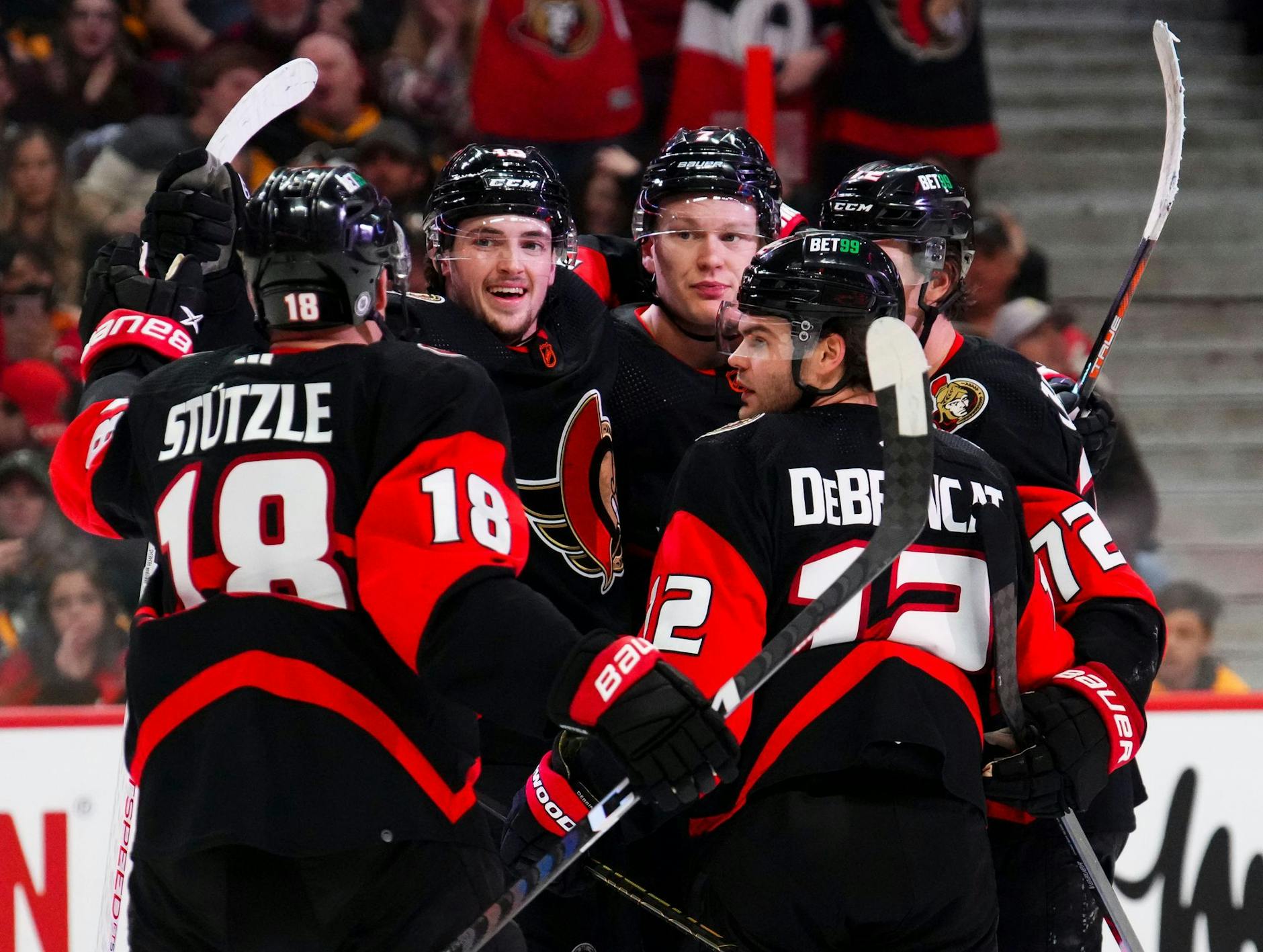 Tim Stützle (l) und die Ottawa Senators besiegten die Pittsburgh Penguins. ss/AP/dpa