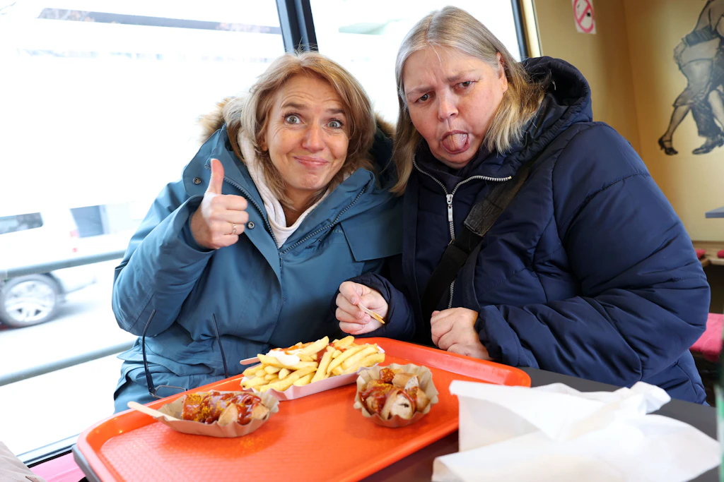 IHRE Meinung ist gefragt! Currywurst Hawaii: Lecker oder igitt? DAS sagen die Berliner zu Ananas auf ihrer Wurst