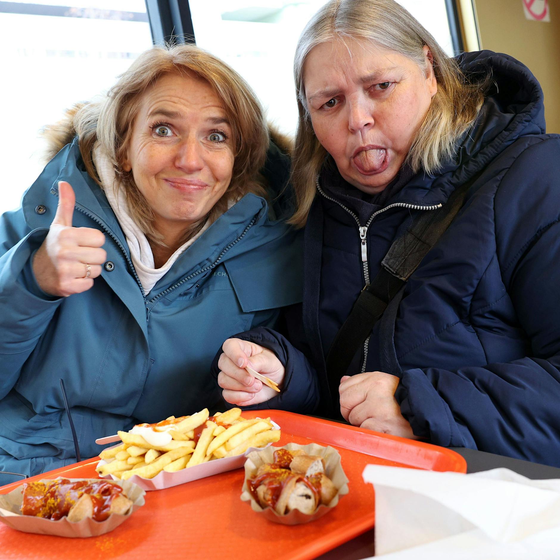 IHRE Meinung ist gefragt! Currywurst Hawaii: Lecker oder igitt? DAS sagen die Berliner zu Ananas auf ihrer Wurst