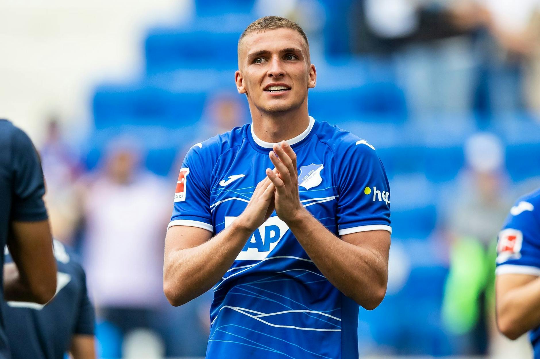 ARCHIV - Hoffenheims Grischa Prömel bedankt sich nach dem Spiel bei den Fans.