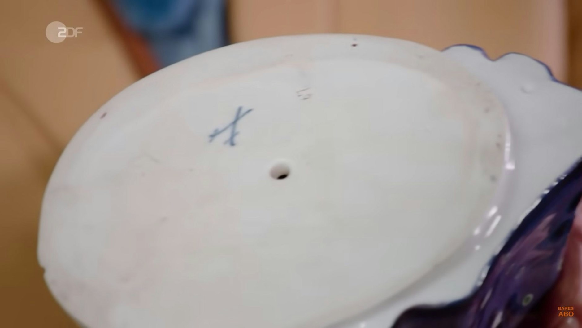 Dass die Figur aus Meissner Porzellan ist, ist an der Schwerter-Marke zu erkennen. Was bieten die Händler bei Bares für Rares dafür?