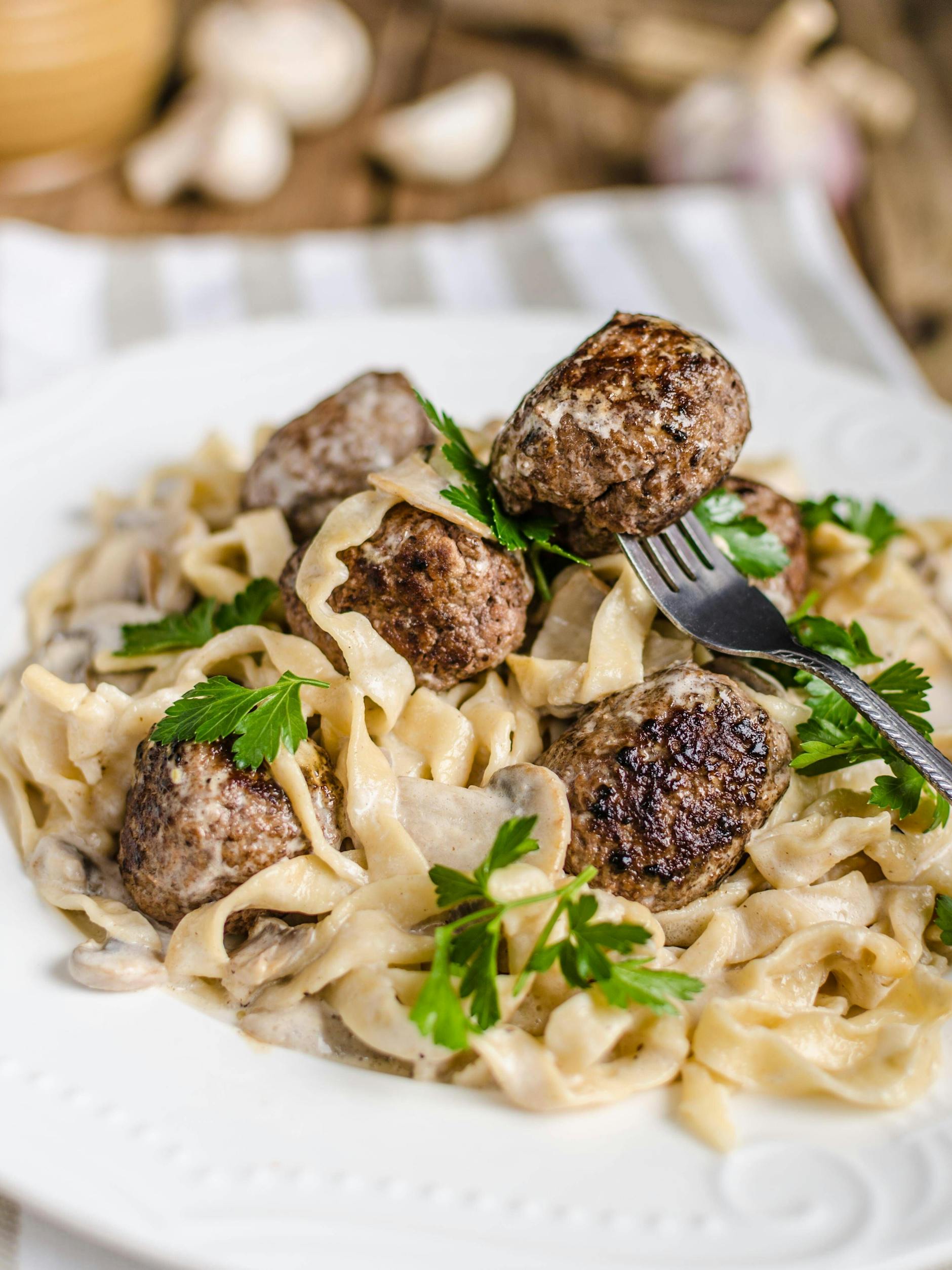 Ein echtes Rezept für Genießer: Nudeln mit Hackbällchen und einer würzigen Sahnesoße.