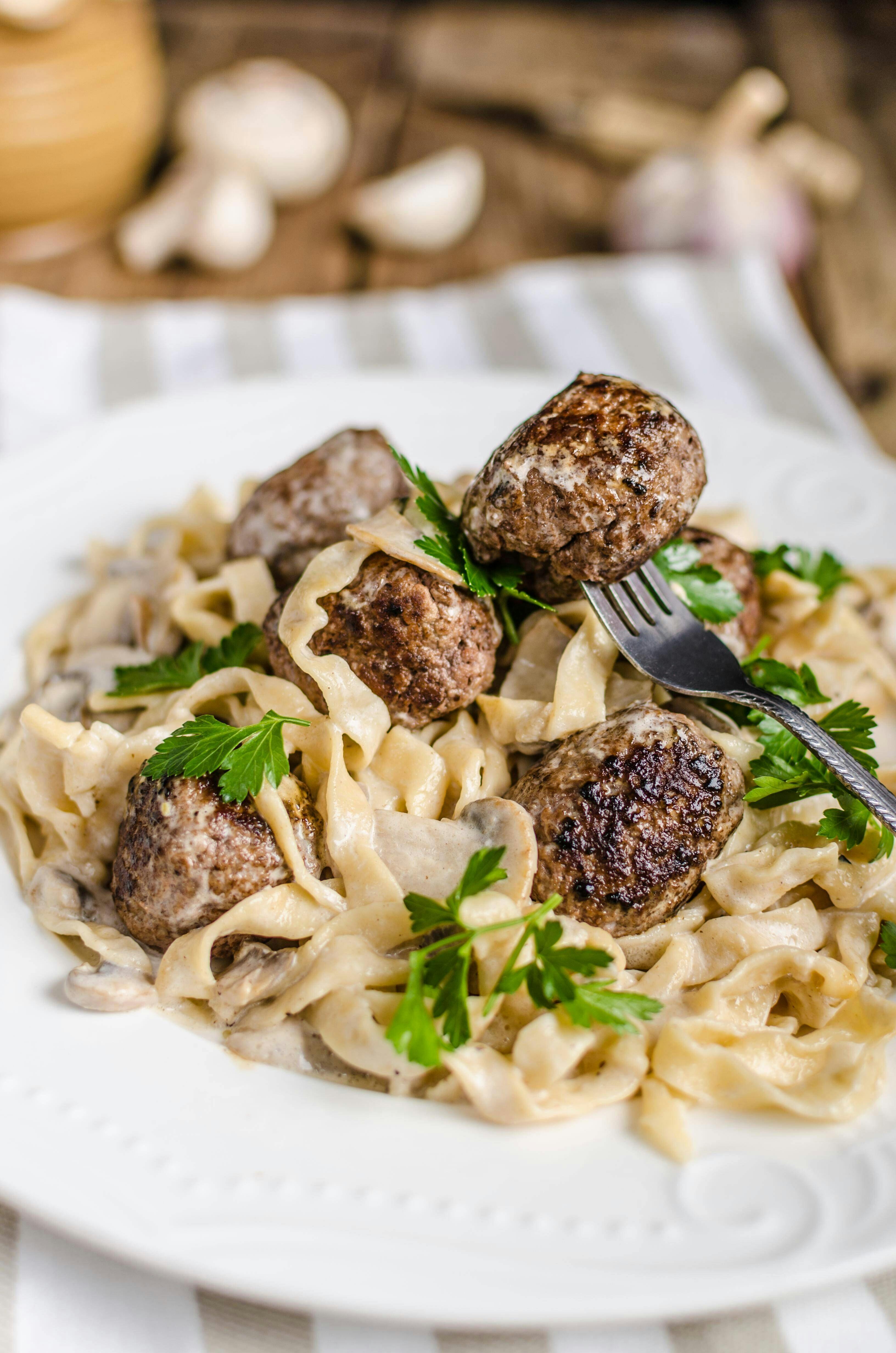 So lecker! Geniales Rezept für Nudeln mit Sahnesoße und Hackbällchen ...