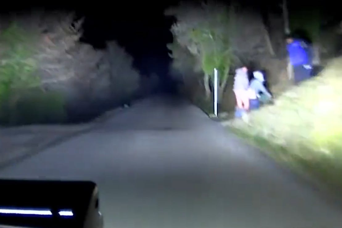 Das Pärchen hatte mitten während des Rennens Spaß abseits der Strecke.