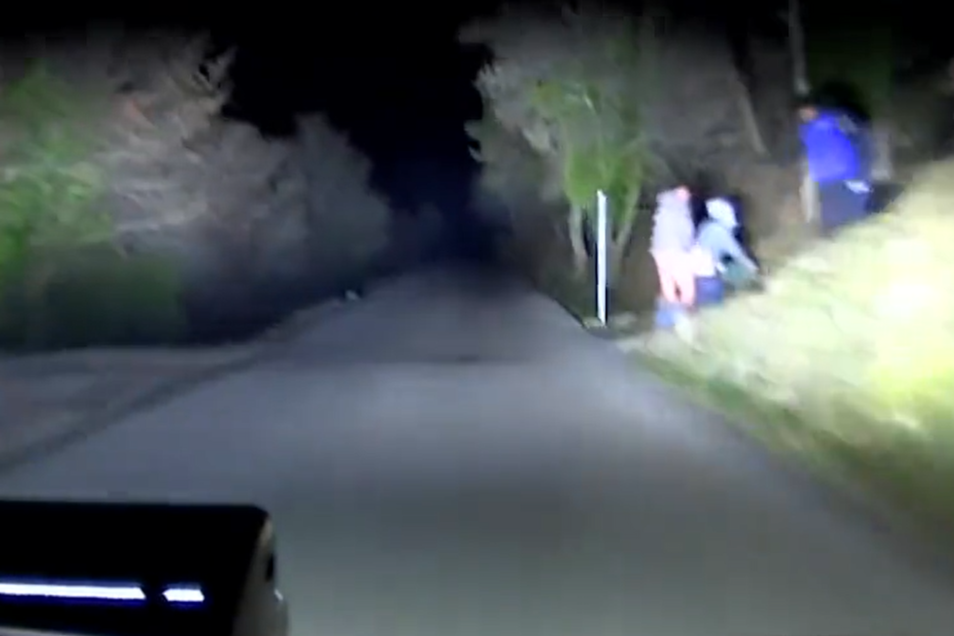 Das Pärchen hatte mitten während des Rennens Spaß abseits der Strecke.