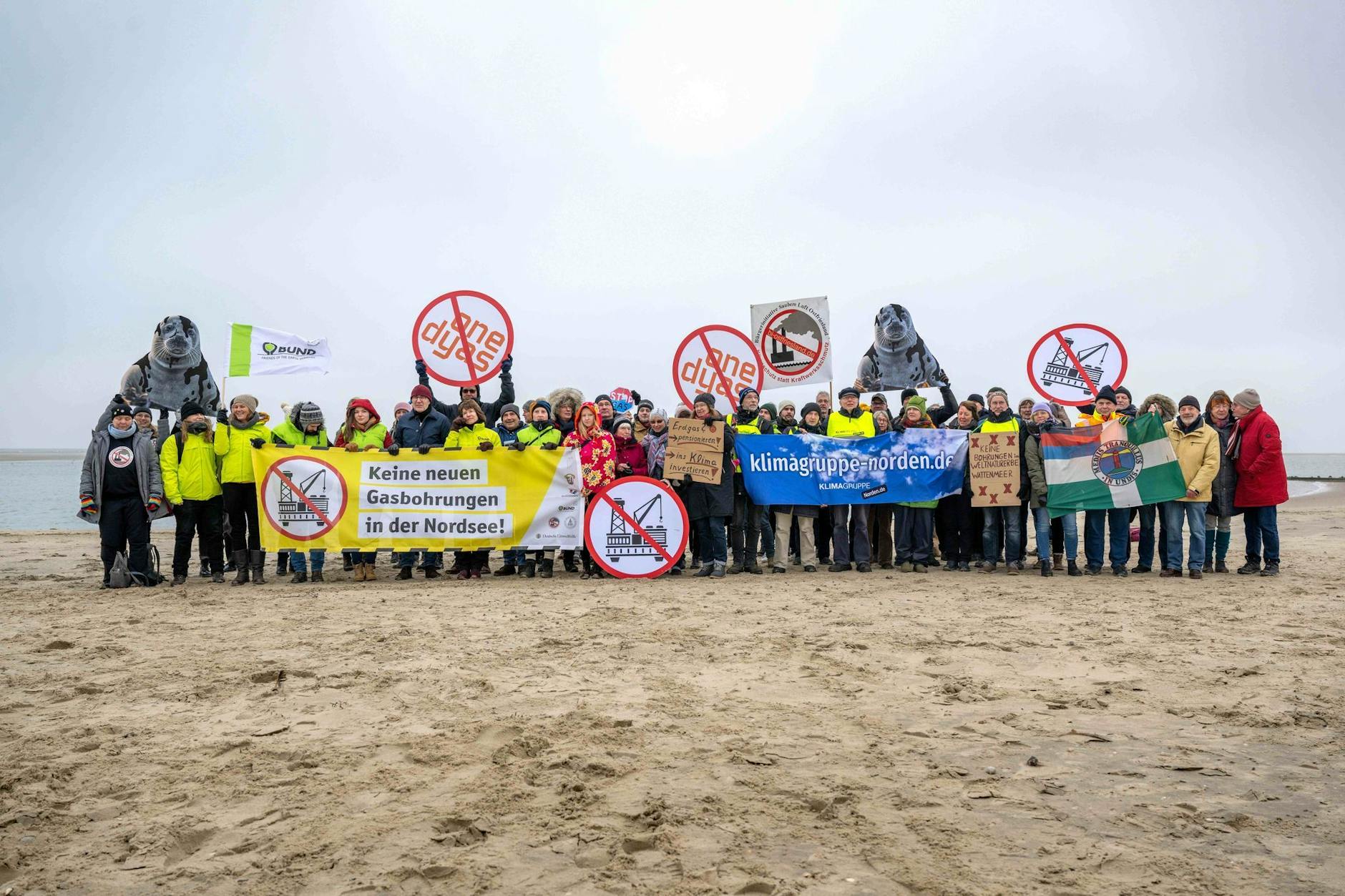 Umweltschützer und Insulaner demonstrieren am Weststrand von Borkum mit Bannern und Plakaten gegen die geplante Erdgasförderung.