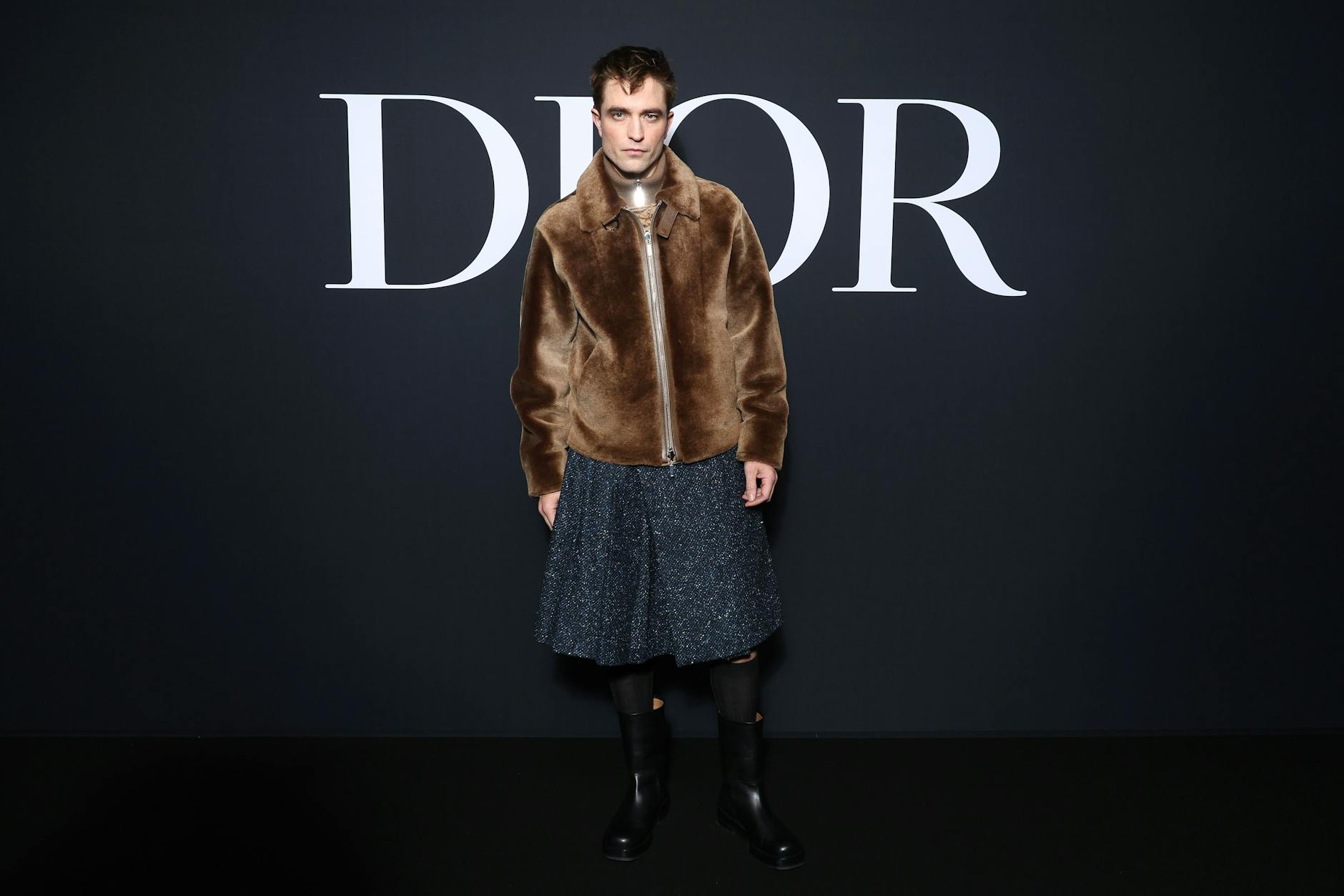 Der britische Schauspieler Robert Pattinson in Rock und Teddy-Jacke. Er ist vor allem bekannt aus Fantasy-Filmen wie „Harry Potter“ und „Twilight“.