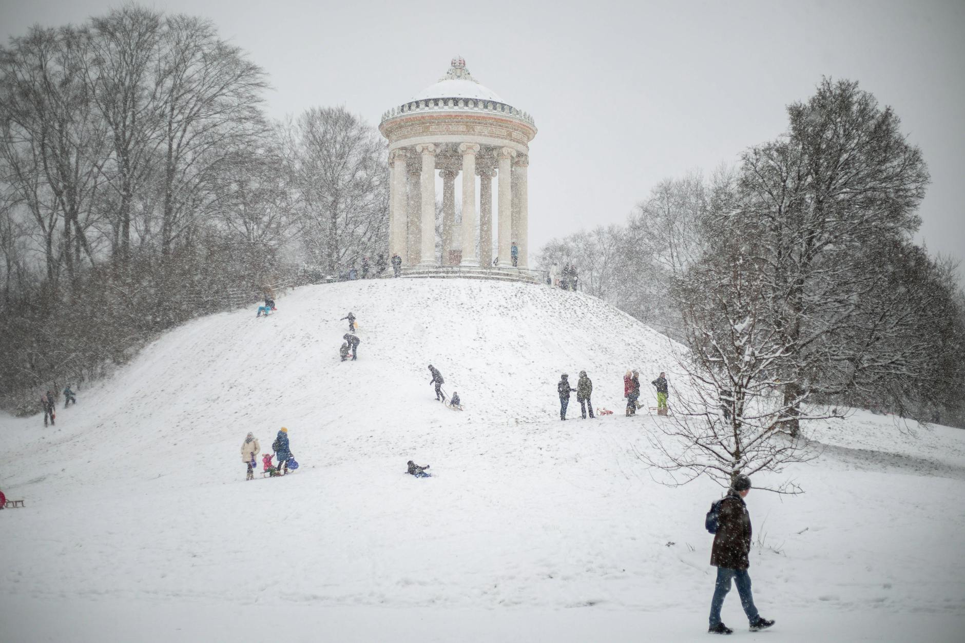 In München genossen viele den Schnee - hier im Englischen Garten.