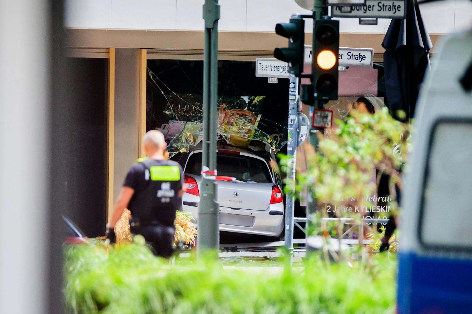 Ein Auto steht im Schaufenster eines Geschäfts auf der Tauentzienstraße, nachdem es in eine Gruppe von Menschen gefahren war.